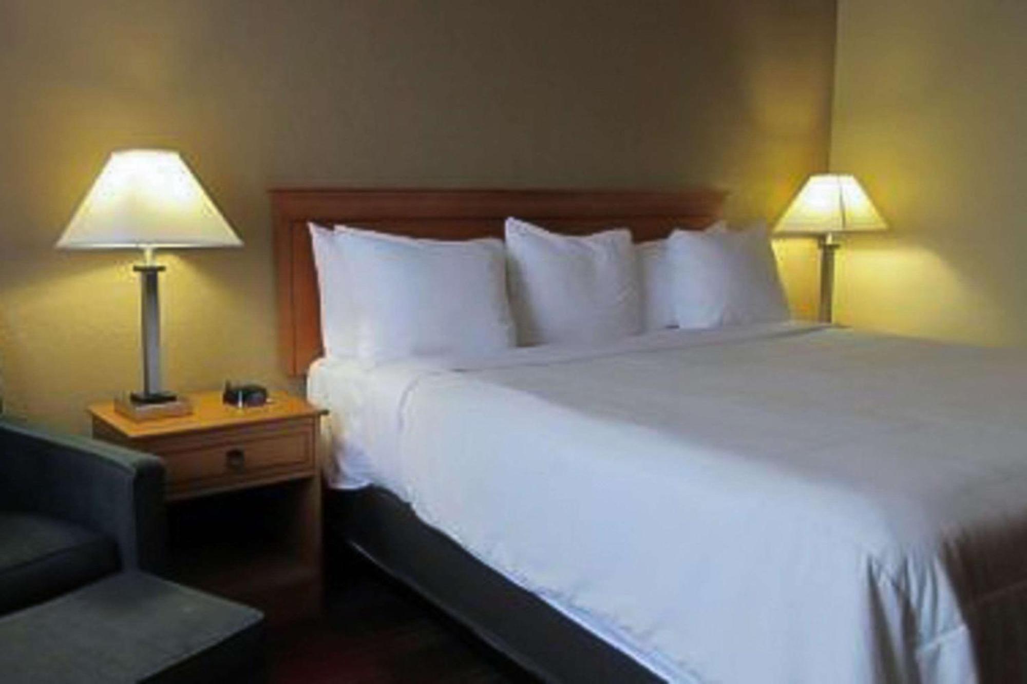 Quality & Airport Hotel 2*